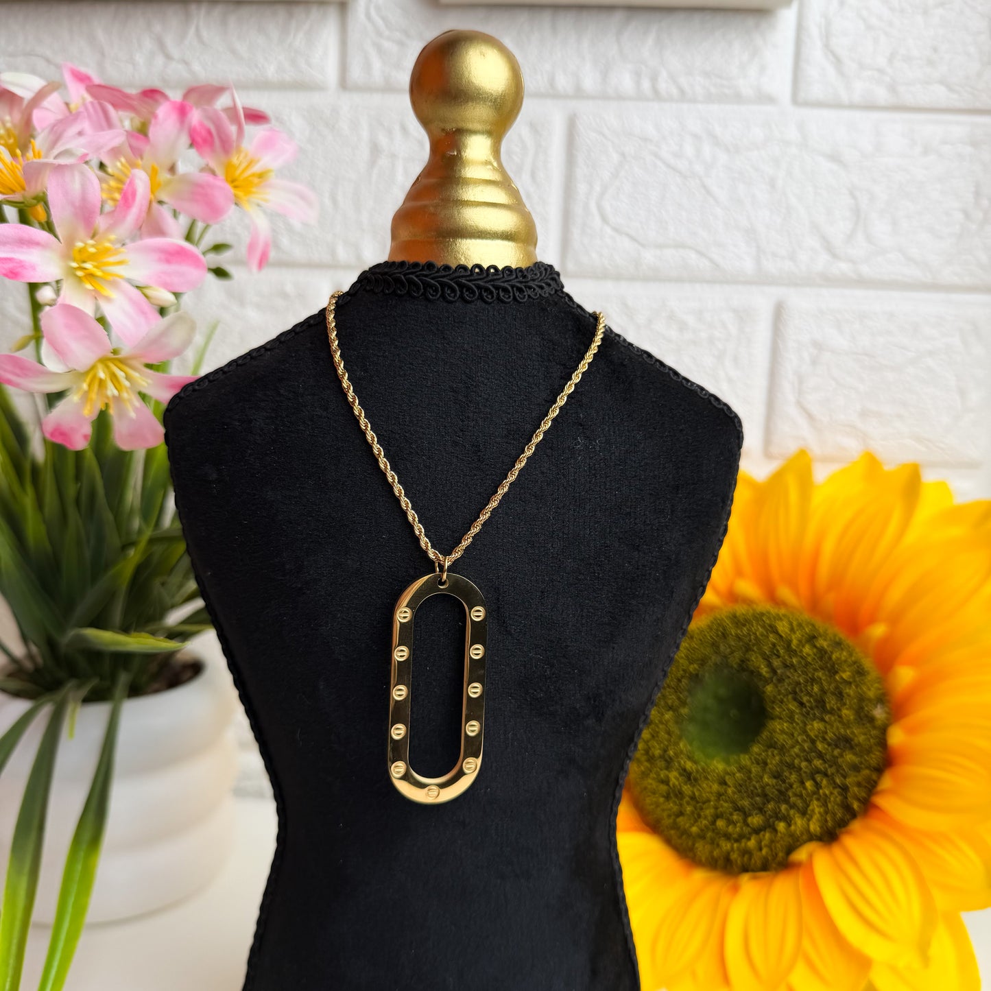 Oval Pendant Necklace 🖤✨