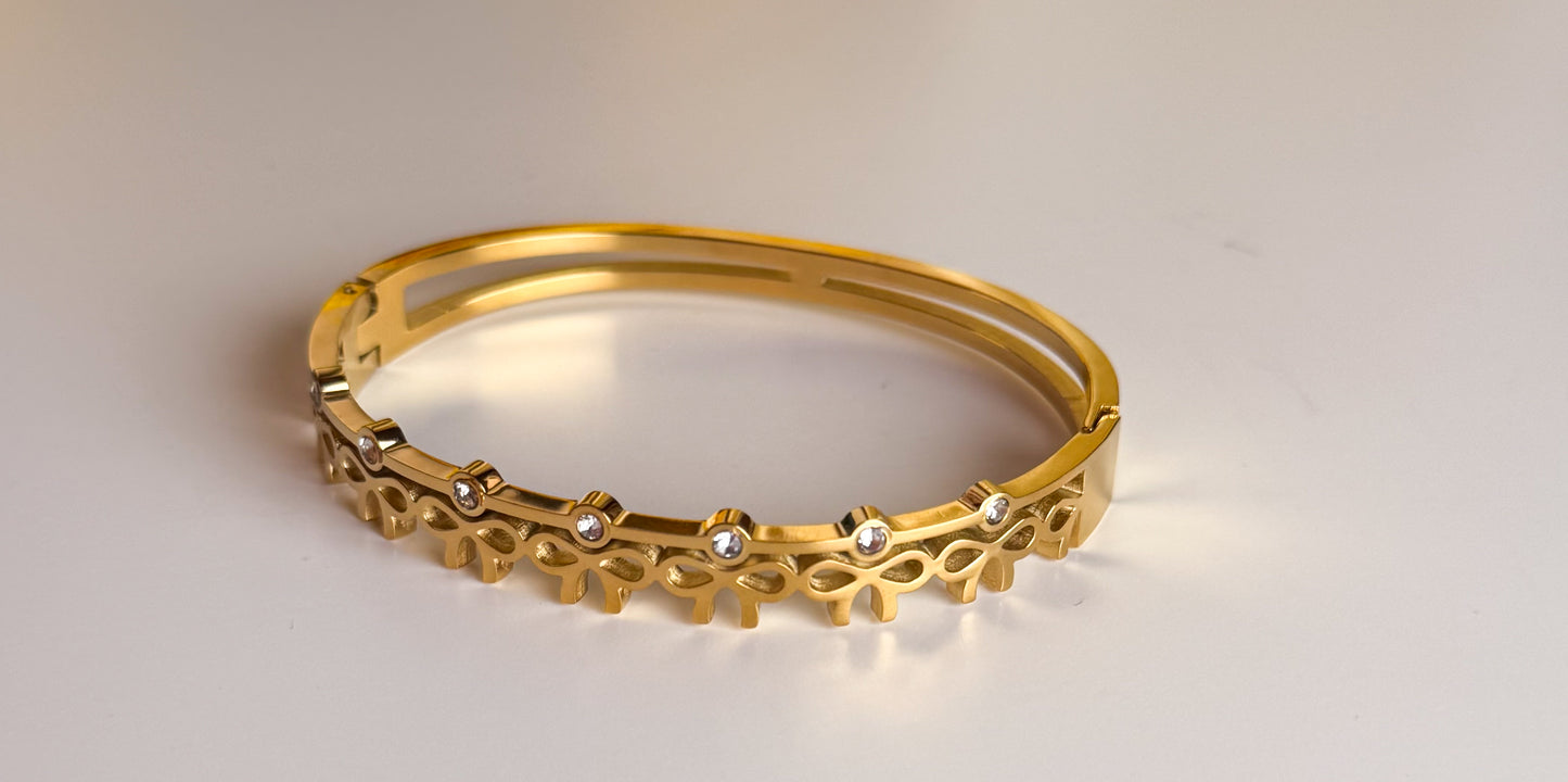 Elegant Gold Floral Bracelet