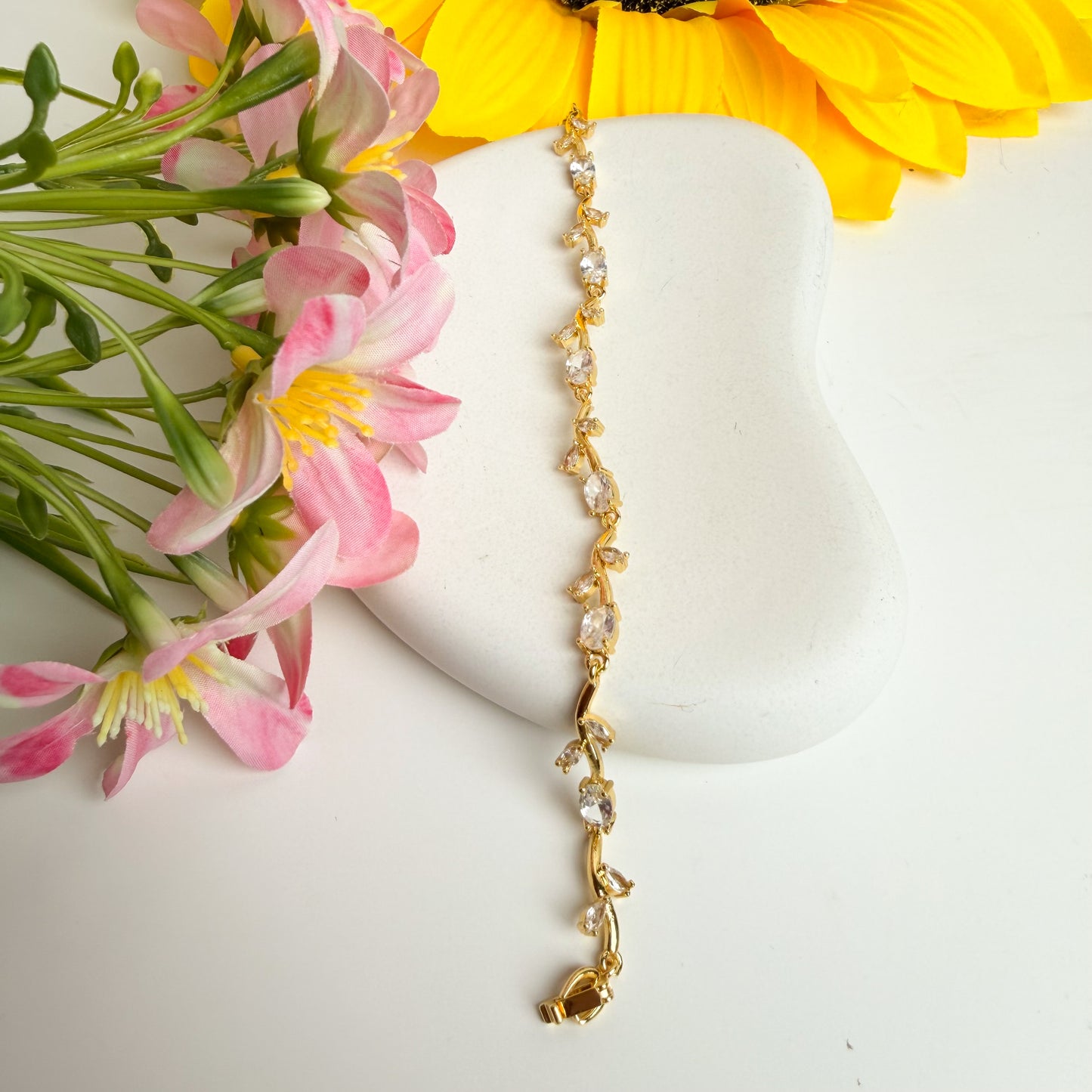 🤍🌷Crystal Tulip Bracelet ✨